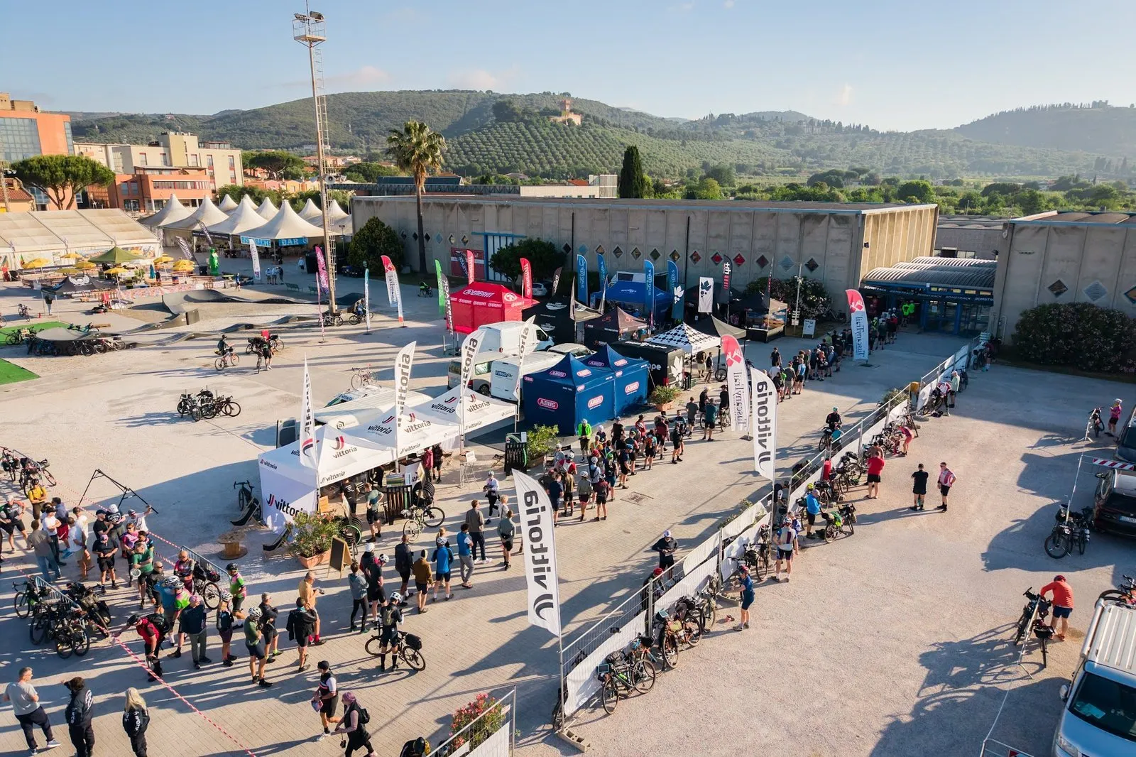 Il village del Tuscany Trail a Venturina Terme visto dal drone, con gli stand e i ciclisti in coda alla partenza