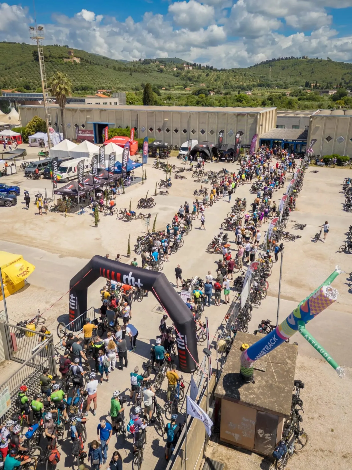 Migliaia di ciclisti con le bici cariche alla partenza del Tuscany Trail, visti dall’alto